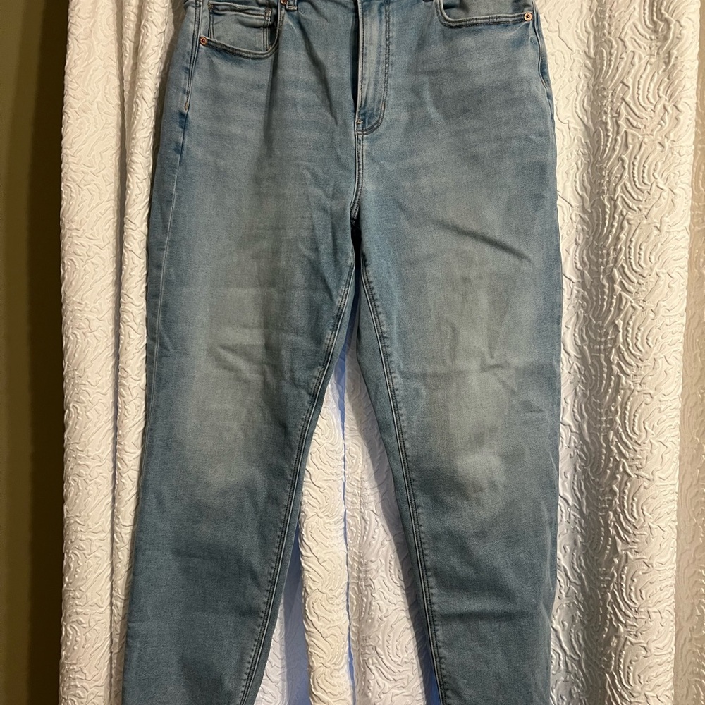 Light wash skinny jean frayed hem